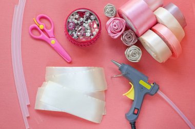 Adım adım talimat. Gül saten kurdeleden yapılmış. El yapımı. Pembe renkler, pembe kurdeleler. Yaratılış. Kurdele, kumaş, el yapımı. El işi. Düğün aksesuarları..