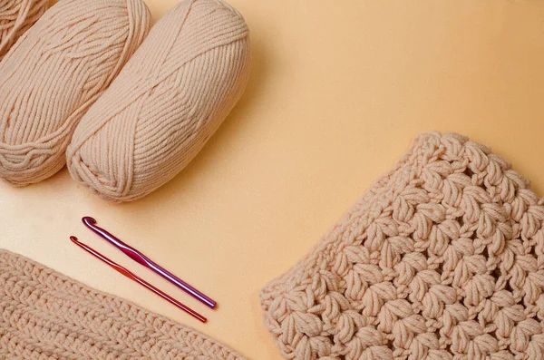 自分の手でかぎ針編み ピンクとグレーの糸を編む ニットスカーフ Diyニットのルール 創造性のレッスン 隔離中の冬の活動 — ストック写真