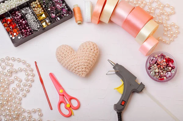 Diy Arco Grampo Cabelo Feito Fitas Coração Malha Fitas Tesouras — Fotografia de Stock