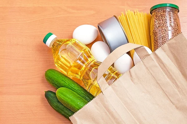 Yemek servisi. Kağıt ekolojik pakette yiyecek, yağ, salatalık, konserve yiyecek, karabuğday lapası, makarna, yumurta. Bağış. Gönüllü.