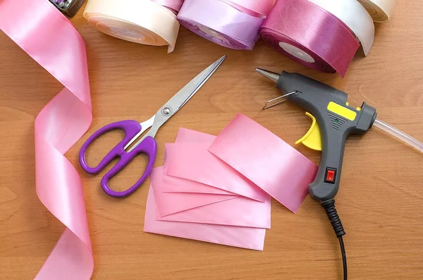 Adım adım talimat. Rosette saten kurdeleden yapılmış. El yapımı el sanatları. Şeftali arkaplan. Pembe renkler, pembe kurdeleler. Yaratılış. Kurdeleden, kumaştan on sentlik çiçekler. Adım 2