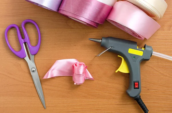 Adım adım talimat. Rosette saten kurdeleden yapılmış. El yapımı el sanatları. Şeftali arkaplan. Pembe renkler, pembe kurdeleler. Yaratılış. Kurdeleden, kumaştan on sentlik çiçekler. 11. adım