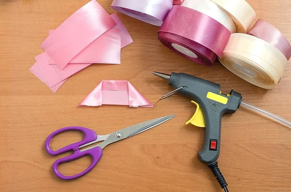 Adım adım talimat. Rosette saten kurdeleden yapılmış. El yapımı el sanatları. Şeftali arkaplan. Pembe renkler, pembe kurdeleler. Yaratılış. Kurdeleden, kumaştan on sentlik çiçekler. 4. Adım