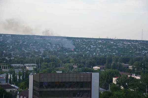 Ukrayna 'da savaş. Donbass 'ta dövüşmek. Şehir manzarası, bir bombadan sonra dumanın görünür olduğu yer.