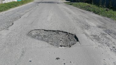 Ukrayna savaşı. Donbass 'ta askeri operasyonlar. Bir mermi isabet ettikten sonra asfaltta bir huni