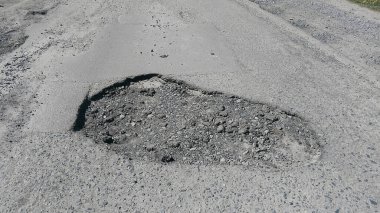 Ukrayna savaşı. Donbass 'ta askeri operasyonlar. Bir mermi isabet ettikten sonra asfaltta bir huni
