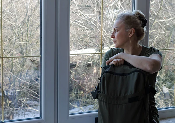Жінка України Сидить Будинку Тривожною Валізою Визирає Вікна Збирається Покинути — стокове фото