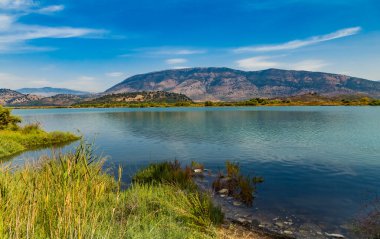 Butrint Gölü tuz gölü, Butrint Ulusal Parkı 'ndan güzel bir yaz manzarası, Arnavutluk' un ünlü UNESCO Dünya Mirası Alanı, Arnavutluk 'un güneyindeki Sarande' ye yakın Ksamil 'deki arkeoloji sahası..