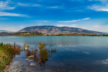 Butrint Gölü tuz gölü, Butrint Ulusal Parkı 'ndan güzel bir yaz manzarası, Arnavutluk' un ünlü UNESCO Dünya Mirası Alanı, Arnavutluk 'un güneyindeki Sarande' ye yakın Ksamil 'deki arkeoloji sahası..