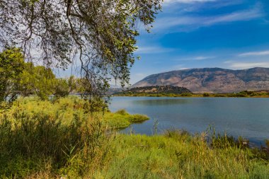 Butrint Gölü tuz gölü, Butrint Ulusal Parkı 'ndan güzel bir yaz manzarası, Arnavutluk' un ünlü UNESCO Dünya Mirası Alanı, Arnavutluk 'un güneyindeki Sarande' ye yakın Ksamil 'deki arkeoloji sahası..