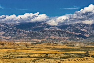 Güneşli bir günde Saranda yakınlarındaki Balkan Arnavut Dağları 'nın sonbahar manzarası panoramik. Saranda, Arnavutluk.