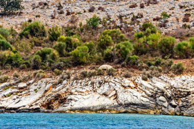 Arnavutluk 'un güneyinde Saranda kasabası yakınlarındaki İyon Denizi kıyısında Enver Hoca' nın komünist hükümeti tarafından inşa edilmiş sayısız askeri sığınak veya sığınak. Sığınak batıya döndü..