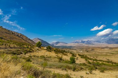 Güneşli bir günde Saranda yakınlarındaki Balkan Arnavut Dağları 'nın sonbahar manzarası panoramik. Saranda, Arnavutluk.
