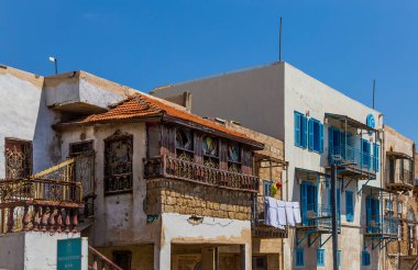Acre Acco, İsrail, Haziran 2022: Akdeniz 'deki eski Acre veya Acco kentindeki eski bir evde eski bir balkon.