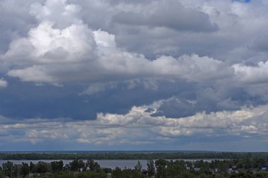Orman üzerinde Cumulus bulutları