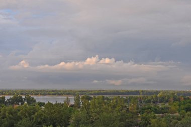 Orman üzerinde Cumulus bulutları
