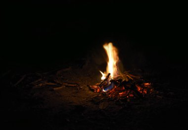 Karanlıkta kamp ateşi