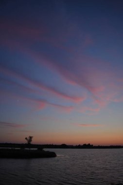 Gölün üzerinde gün batımı