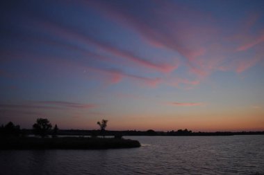 Gölün üzerinde gün batımı