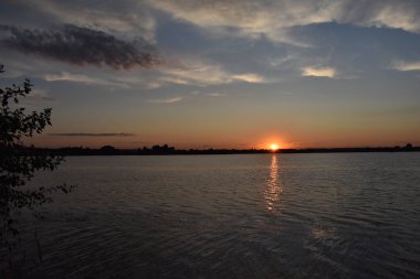 Yazın gün batımında gölde