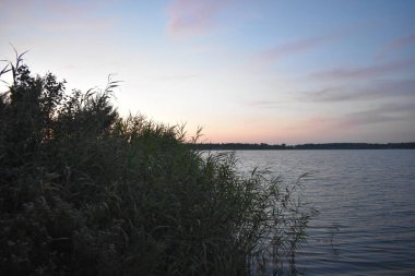 Yazın gün batımında gölde