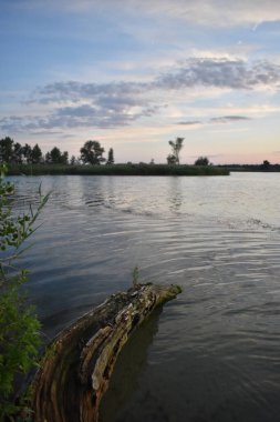 Yazın gün batımında gölde