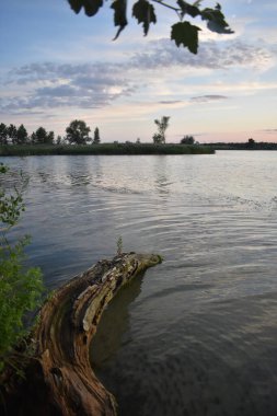 Gölün üzerinde gün batımı