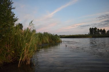 Gölün üzerinde gün batımı