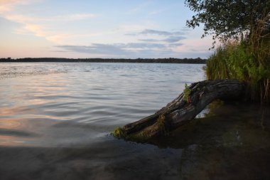 Gölün üzerinde gün batımı