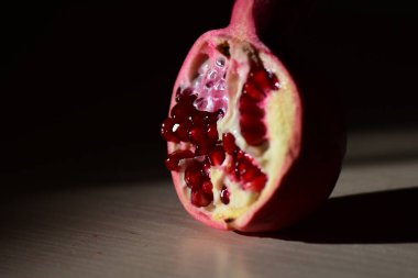 Çekirdekli yarım nar.