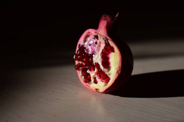 Çekirdekli yarım nar.