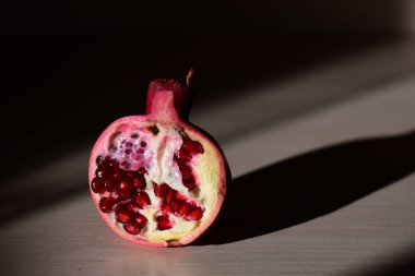 Çekirdekli yarım nar.