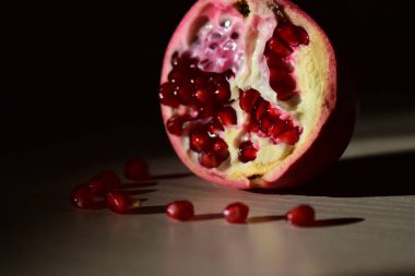 Çekirdekli yarım nar.