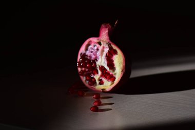 Çekirdekli yarım nar.