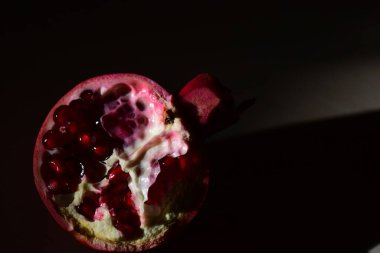 Çekirdekli yarım nar.