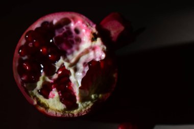 Çekirdekli yarım nar.