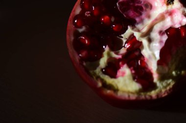 Çekirdekli yarım nar.