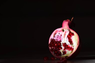 Çekirdekli yarım nar.