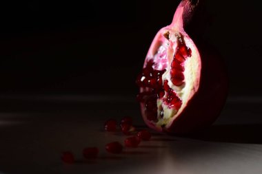 Çekirdekli yarım nar.