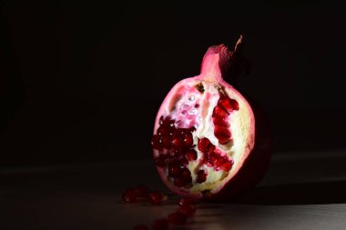 Çekirdekli yarım nar.