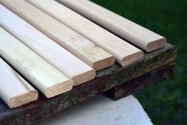 Yere odun yığını.