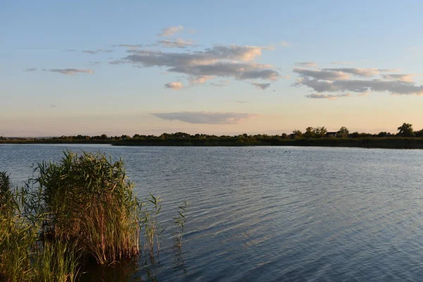 Gölün üzerinde gün batımı