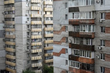 Yağmurdan sonra eski tuğla bina