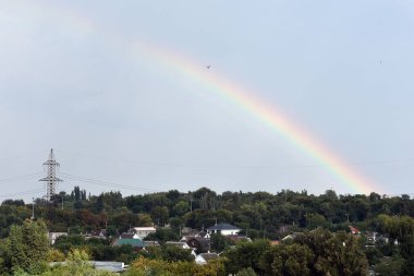 Şehrin üzerinde gökkuşağı