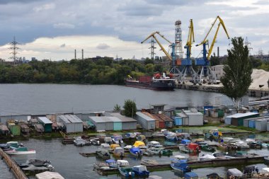 Ukrayna 'daki Dnipro nehrindeki tekne istasyonu.