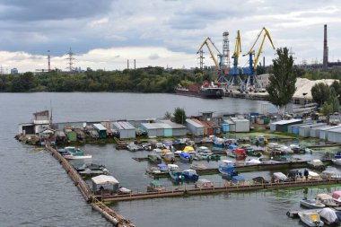 Ukrayna 'daki Dnipro nehrindeki tekne istasyonu.