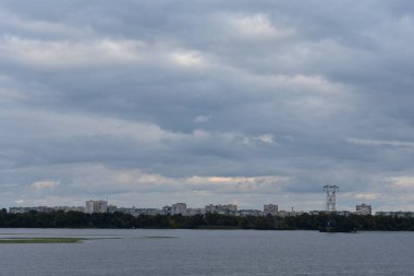 Kışın nehir manzarası