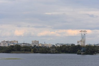 Kışın nehir manzarası