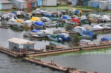 Ukrayna 'daki Dnipro nehrindeki tekne istasyonu.