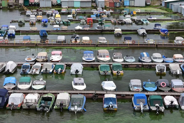 Ukrayna 'daki Dnipro nehrindeki tekne istasyonu.